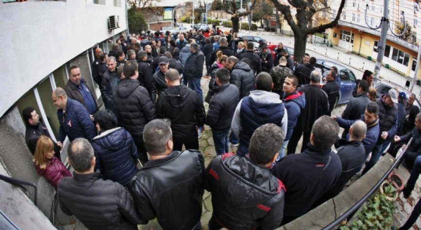 Надзирателите продължават: Искат 20% по-високи заплати