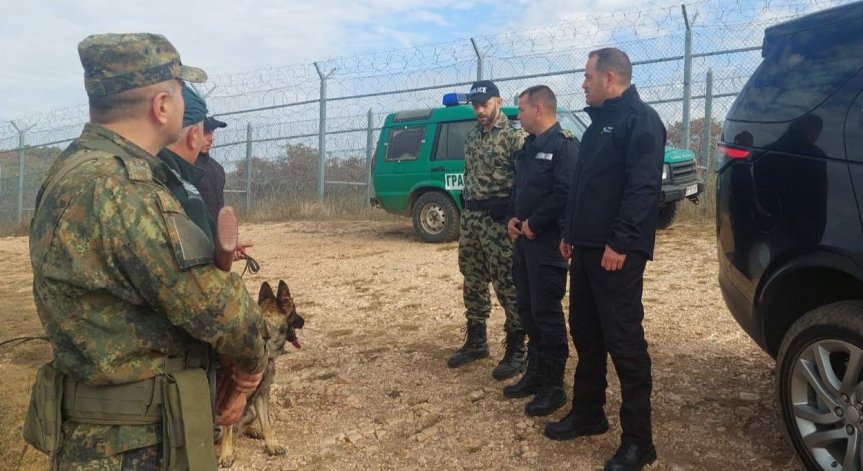 Задържаха група от 17 мигранти и трима шофьори след гонка и стрелба