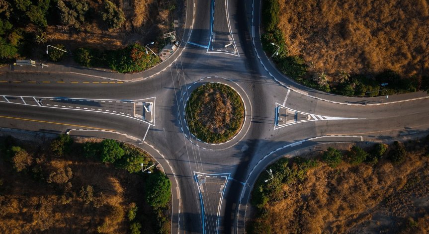 При напускане на кръговото трябва да е включен мигачът.
