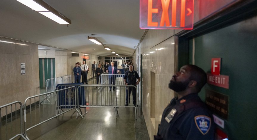 Мъж се самозапали пред съда, в който се гледа делото срещу Тръмп