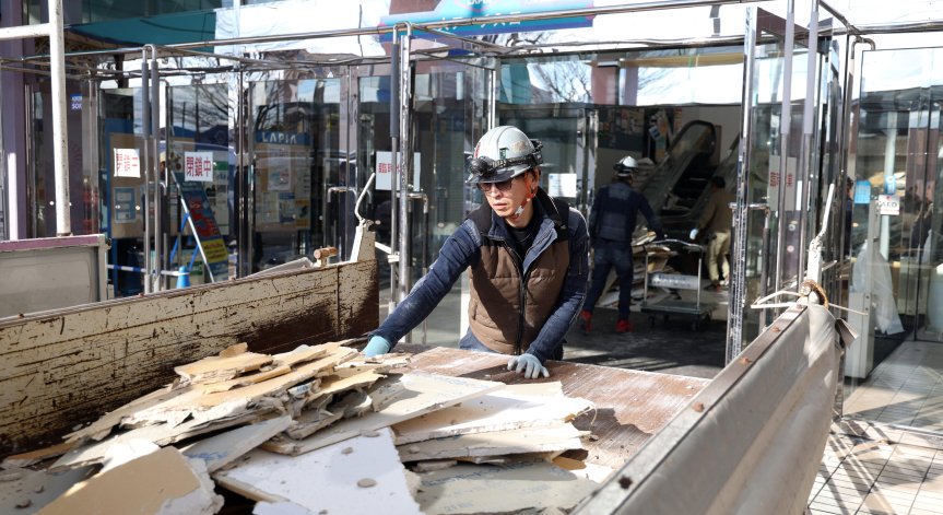 Десетки ранени и хиляди без ток след силното земетресение в Япония