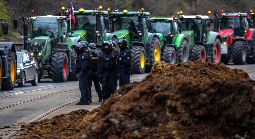 Гневът продължава: Фермери изхвърлиха оборски тор пред правителствени сгради в Прага