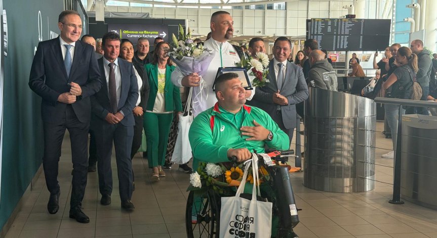 Световният шампион Ружди Ружди се завърна у дома след новия рекорд