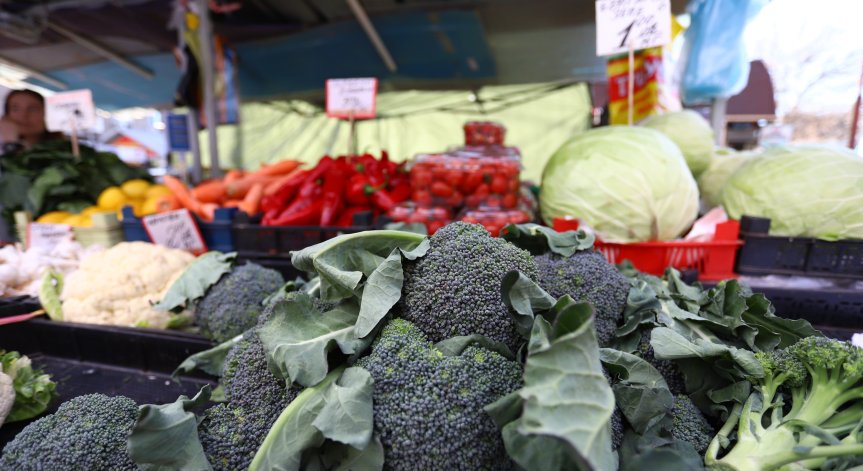 Зеленчуците поевтиняват, но ядем по-скъпо сирене и череши