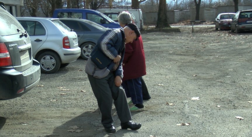 Възрастни хора: Умираме, ако не са тези от Червения кръст