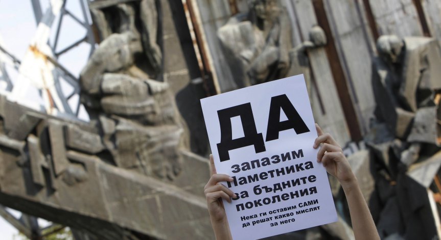 Творци се събраха на протест в защита на паметника 