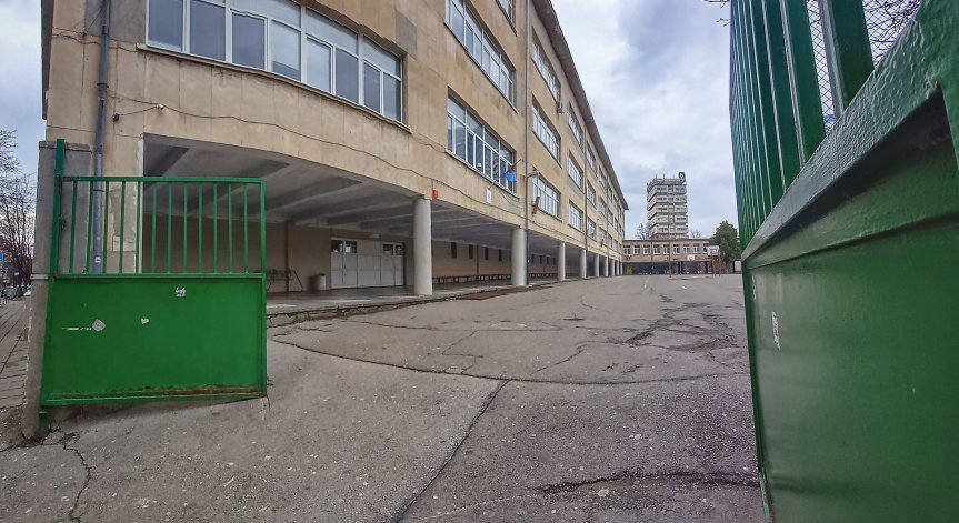 Извикана е и Спешна помощ.