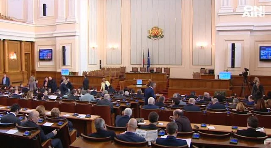 БСП срещу комунизма в учебниците! Червените обвиниха министър Вълчев