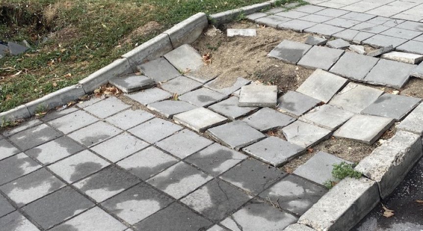 Пътно платно и тротоар пропадат в Русе, затрудняват придвижването