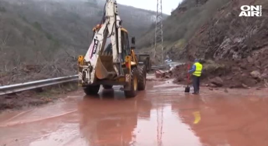 Ново свлачище затвори пътя Своге - Ребърково край Елисейна