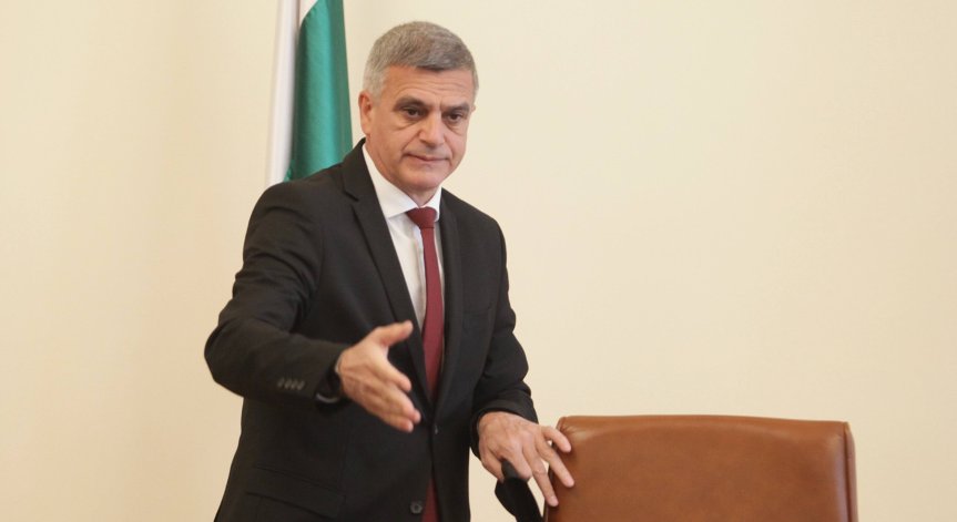 54% от вас: Янев защитаваше националния ни интерес, не трябваше да го сменят