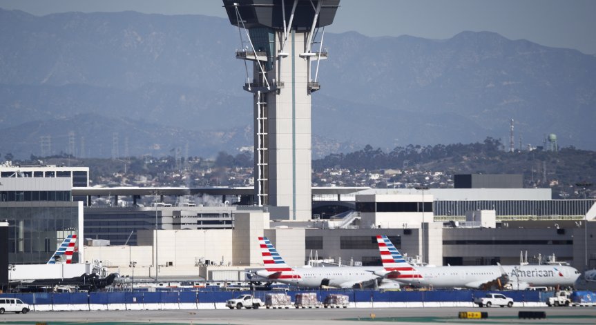 Самолет и автобус се блъснаха на летището в Лос Анджелис, има ранени