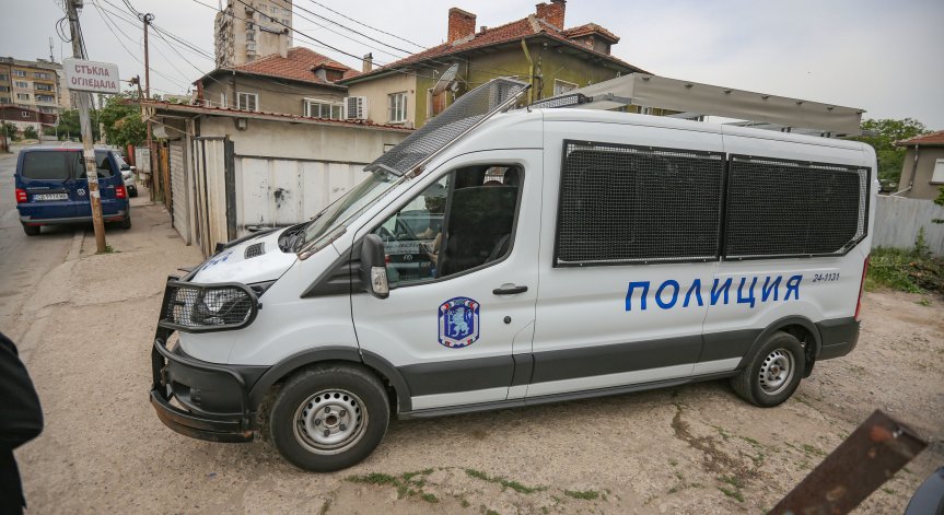 Полицаи блокираха Катуница - въоръжен мъж обра пощата