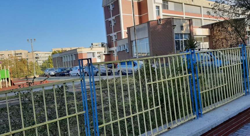 Абсурдно: Училищен двор в Кърджали е превърнат в паркинг