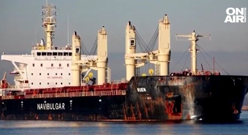 Евакуираха моряк от кораба 