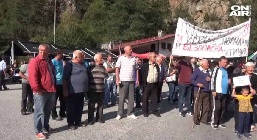 Заради лош път: Жители на Баните блокираха достъпа до Кръстова гора