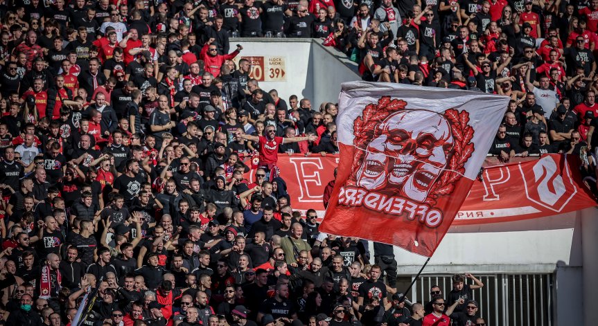 Феновете на ЦСКА са плътно зад отбора, въпреки кошмарния старт на сезона.