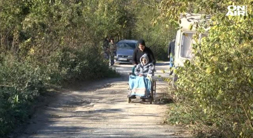 Кални и разбити улици пречат на 14-годишно момче да ходи на училище