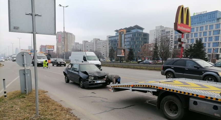 Верижна катастрофа затрудни движението на 