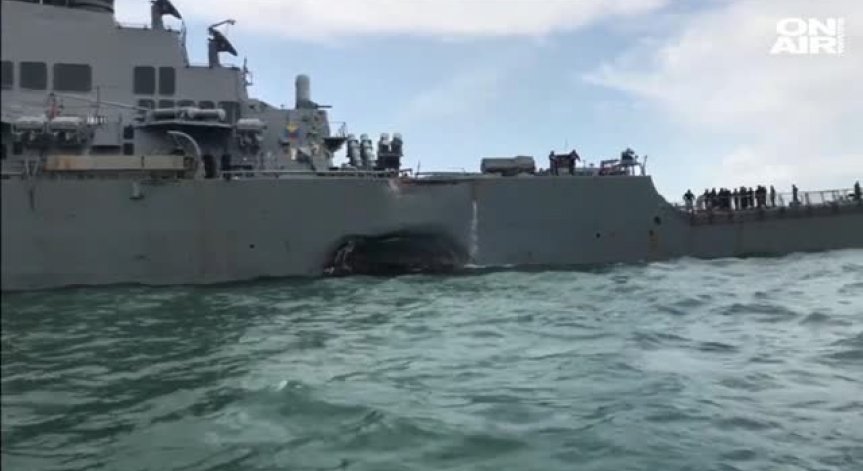 Американски военен кораб се сблъска с петролен танкер