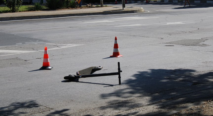 Момчето е загубило контрол върху електрическата тротинетка.