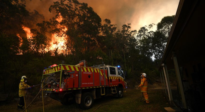 Хиляди туристи и местни са в огнен капан на плаж в Австралия