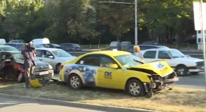 Катастрофа с такси блокира движението по 