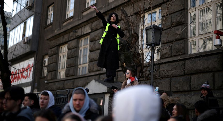 Протестиращите хвърляха яйца по полицията.