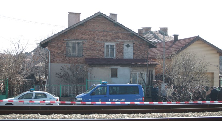 Четворно убийство в Нови Искър, 25-годишен уби близките си