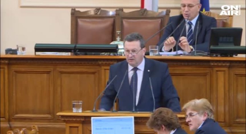 Ерменков се извини за паниката с водата в София, остава депутат