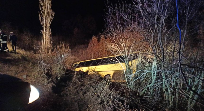 Автобус с 40 пътници падна в дере - един човек е загинал, 10 са ранени