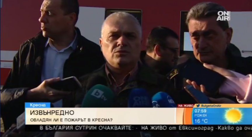 Стотици пожарникари борят огромния пожар в Кресненското дефиле