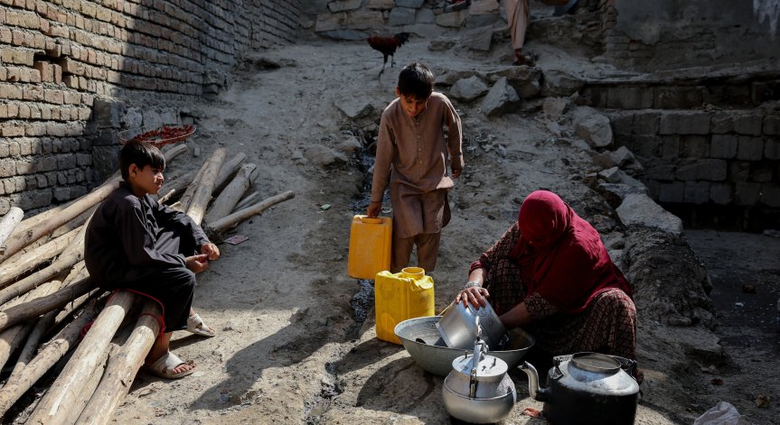 Сълзи и тъмнина: Как интернет забраната парализира живота в Афганистан