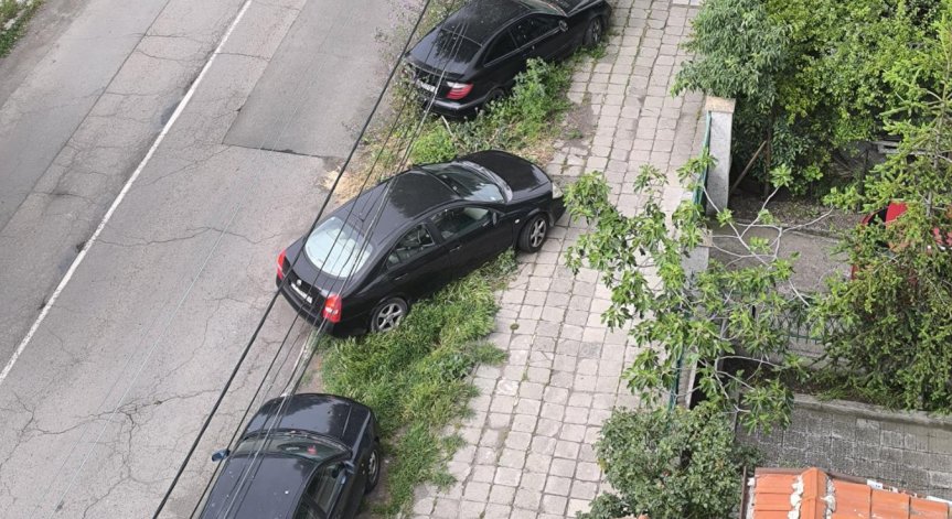 Пешеходците ходят по пътното платно.