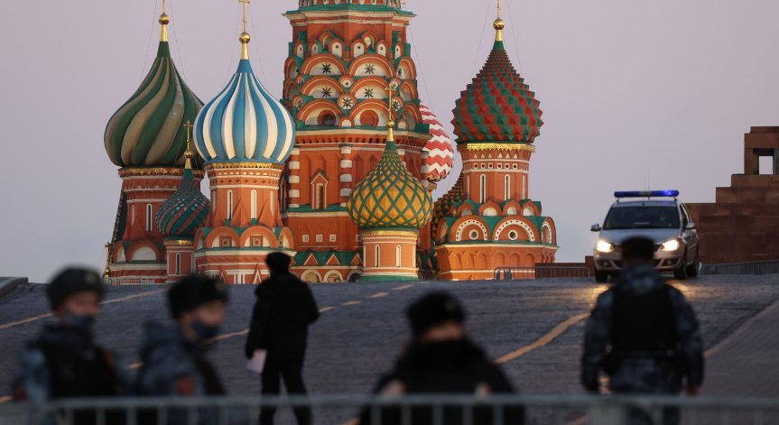Пореден странен смъртен случай в Русия - военен е намерен мъртъв върху ограда на къща