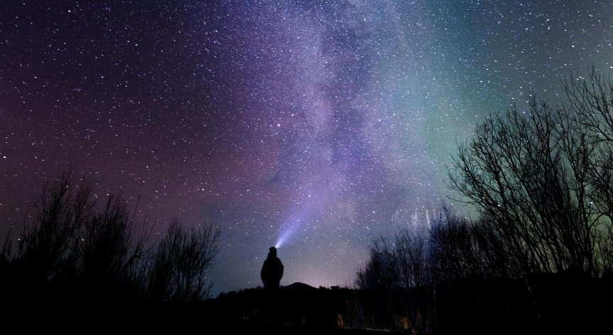 Контактните двойни звезди са звезди, които орбитират толкова близо една до друга, че споделят обвивка от газ.