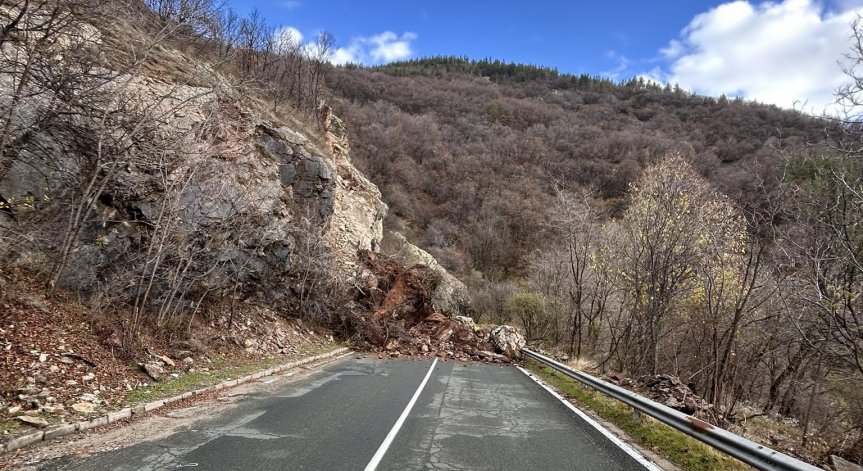 Възстановено е движението през прохода Троян - Кърнаре след свлачището