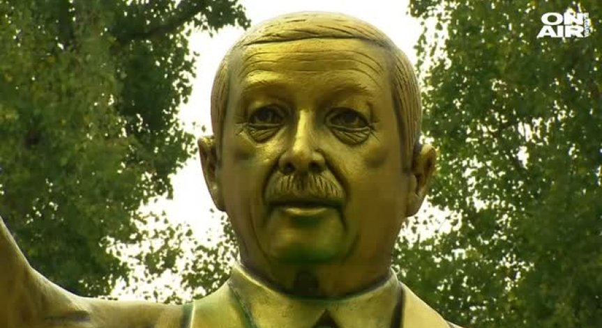 Четириметров златист Ердоган се появи в германския град Висбаден