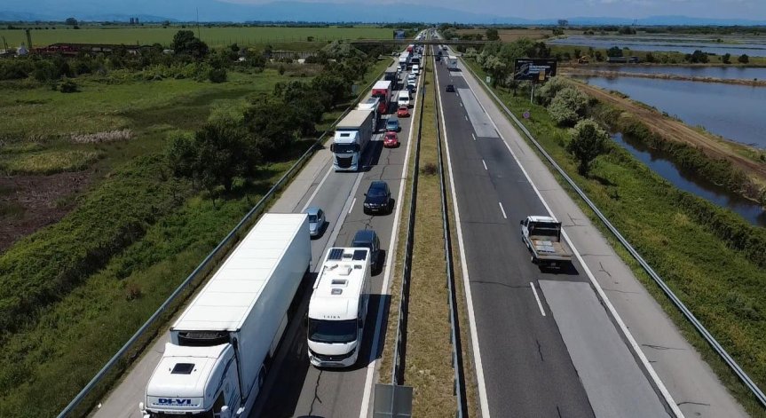 Необходимо е водачите да карат с повишено внимание и съобразена скорост.