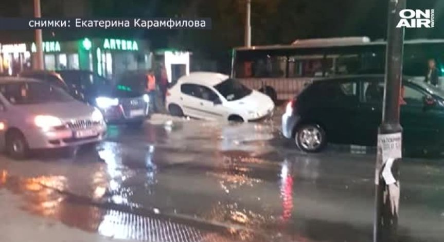 Кола пропадна в изкоп на ВиК в Пловдив