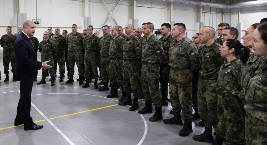 Радев разговаря с военното ни подразделение.