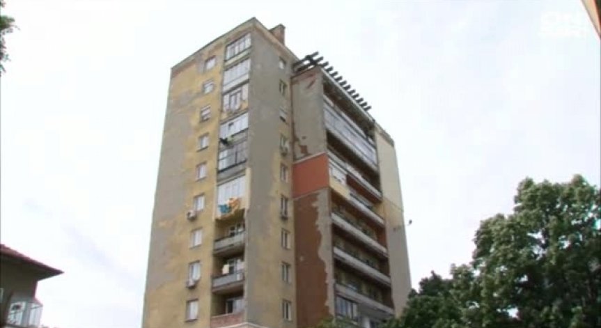 Мазилка от блок падна върху дете