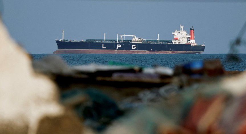 Дронове, ракети, нефт: Ще се разреши ли кризата в Ормузкия проток?