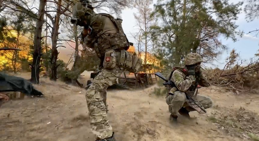 Украински военнопленник твърди, че страната му удря свои на фронта, за да не бъдат хванати от руснаците.