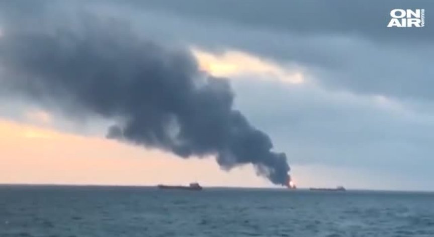 Два кораба под флага на Танзания горят в Керченския пролив