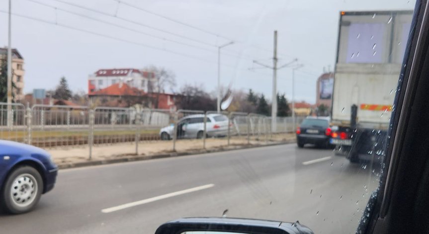 Камион изтласка от пътя кола - спря върху релсите на трамвая на 