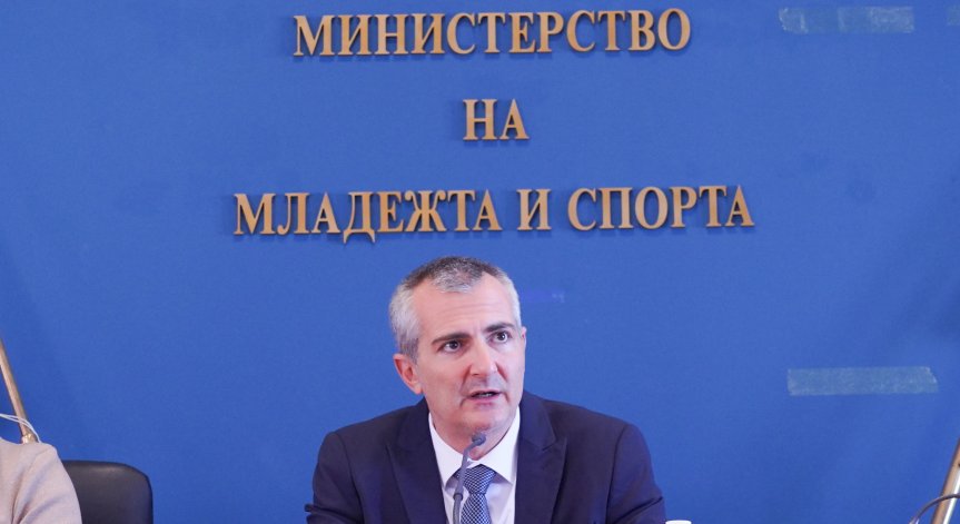 Министър Илиев: Абсурдно е да затваряш стадион, защото ти искат оставката