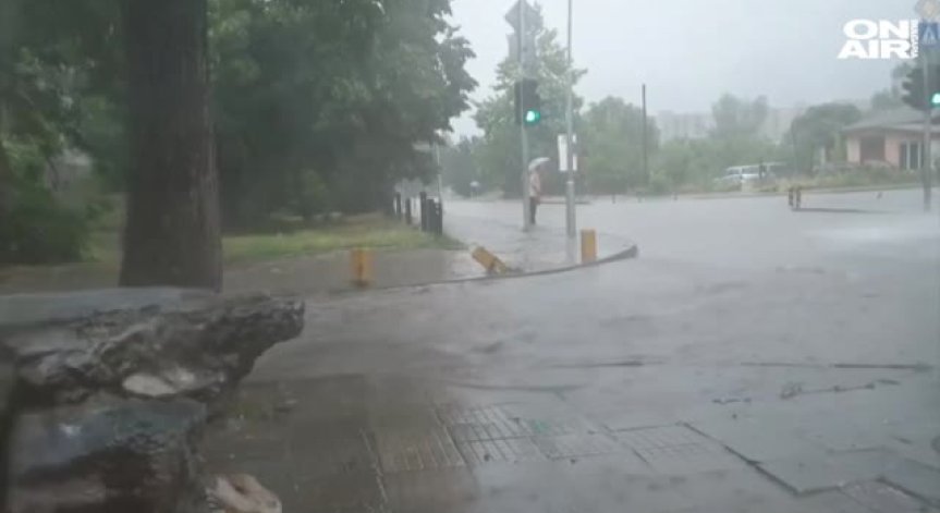 Пловдив под вода: Улиците се превърнаха в реки след бурята снощи