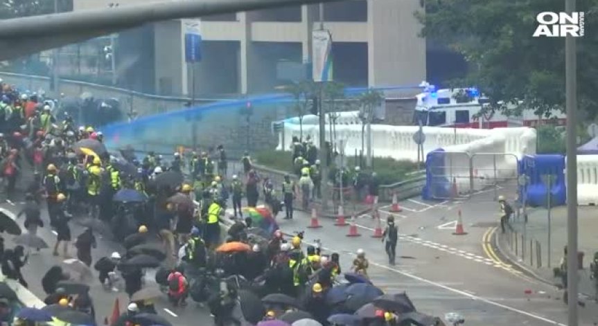Огън и сблъсъци в трия пореден уикенд на протести в Хонконг