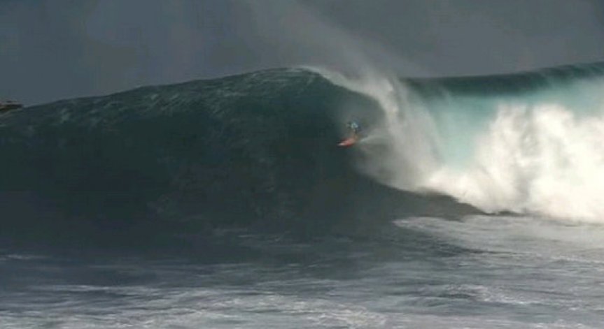 Били Кемпър спечели  първия сърф турнир Big Wave